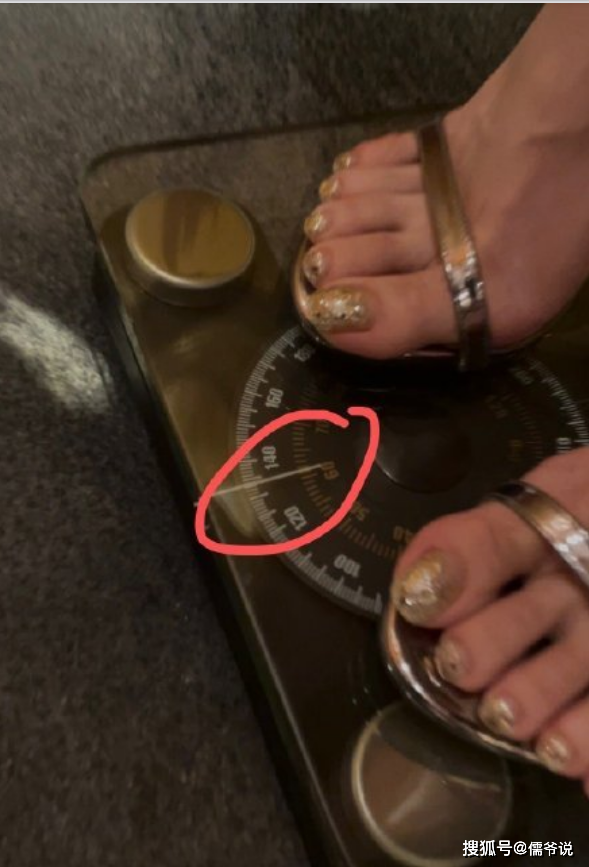 体重120？江疏影发声辟谣，脱礼服脱鞋是对秤最