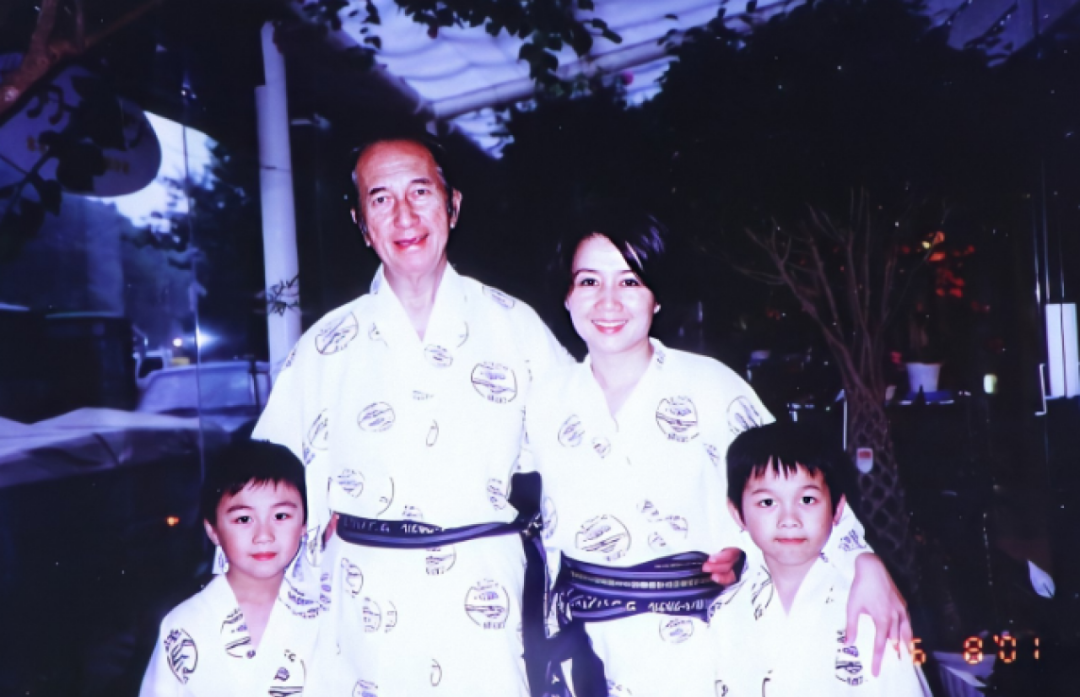 生孩子太拼,赌王四太9年剖5胎,吴佩慈6年4胎,