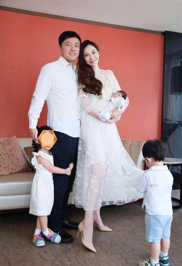 生孩子太拼,赌王四太9年剖5胎,吴佩慈6年4胎,