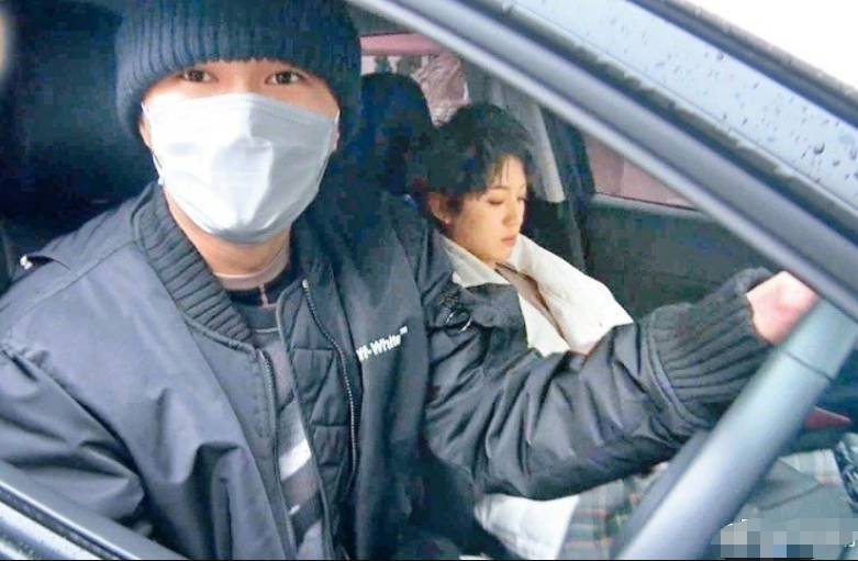 蔡思贝大方公开恋情，承认开胡鸿钧姐姐跑车代