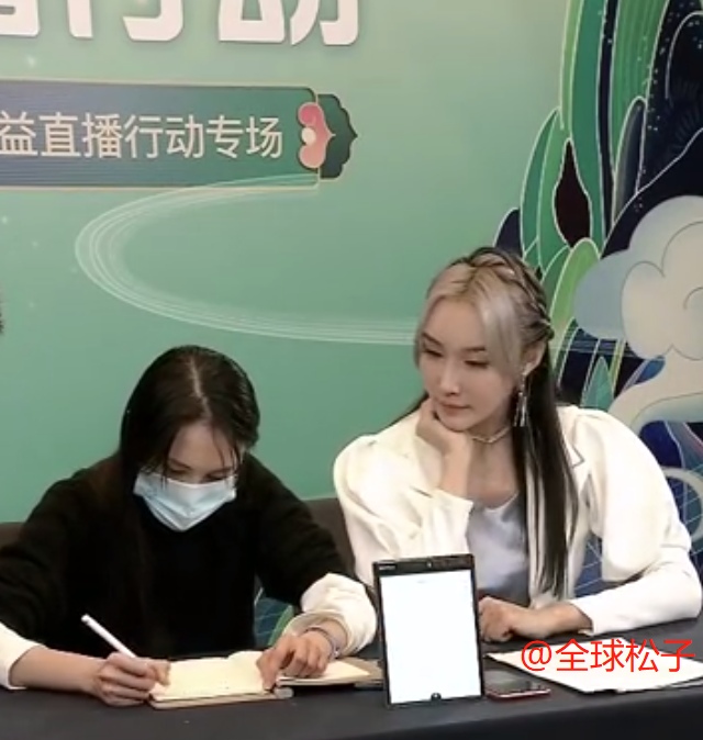 新人设？郑爽直播未做造型头发出油，被质疑是