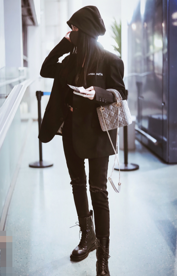 鞠婧祎为美硬抗冻，在北方零下穿破洞裤，别人