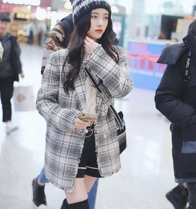 鞠婧祎为美硬抗冻，在北方零下穿破洞裤，别人