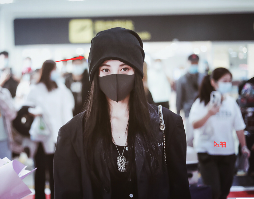 鞠婧祎为美硬抗冻，在北方零下穿破洞裤，别人