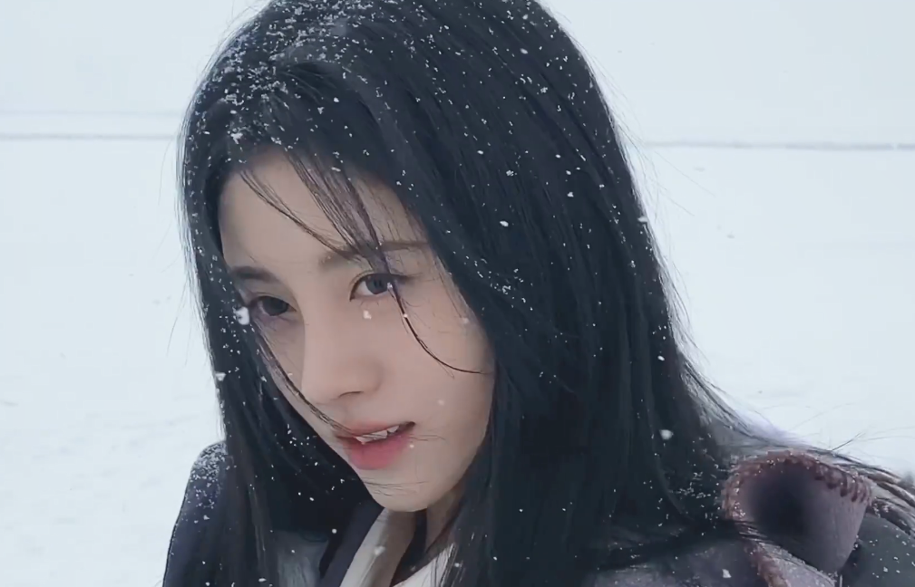 鞠婧祎为美硬抗冻，在北方零下穿破洞裤，别人