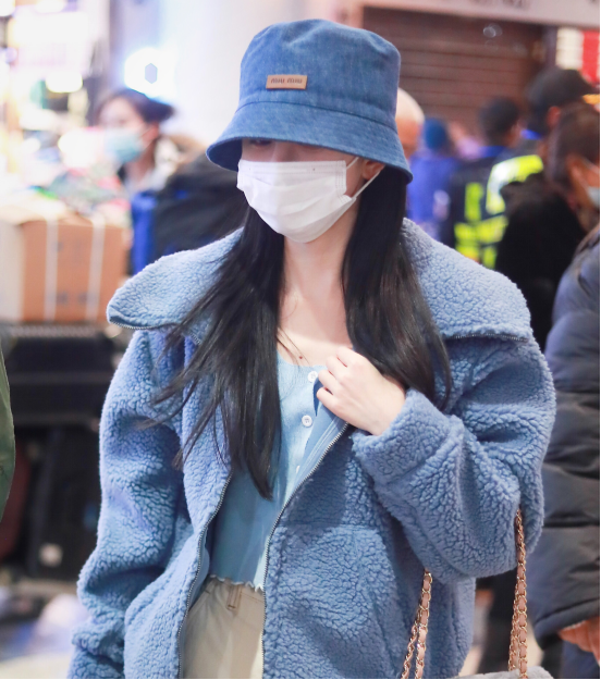 鞠婧祎为美硬抗冻，在北方零下穿破洞裤，别人