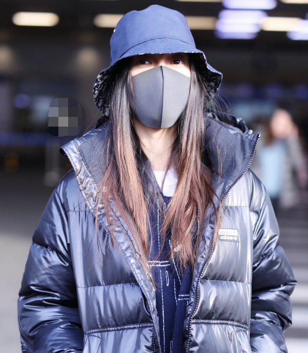 鞠婧祎为美硬抗冻，在北方零下穿破洞裤，别人