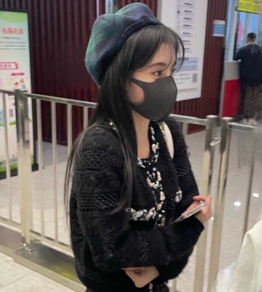 鞠婧祎为美硬抗冻，在北方零下穿破洞裤，别人