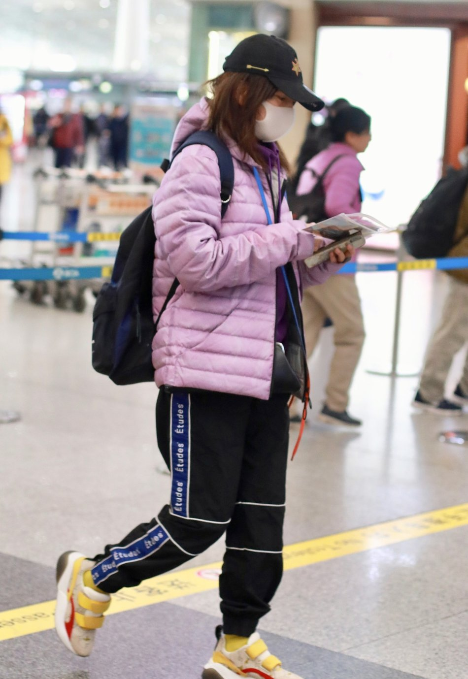 鞠婧祎为美硬抗冻，在北方零下穿破洞裤，别人