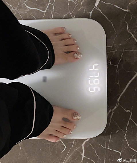 尴尬！江疏影秀好身材，自称饿到无力的她，被