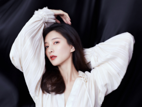 尴尬！江疏影秀好身材，自称饿到无力的她，被