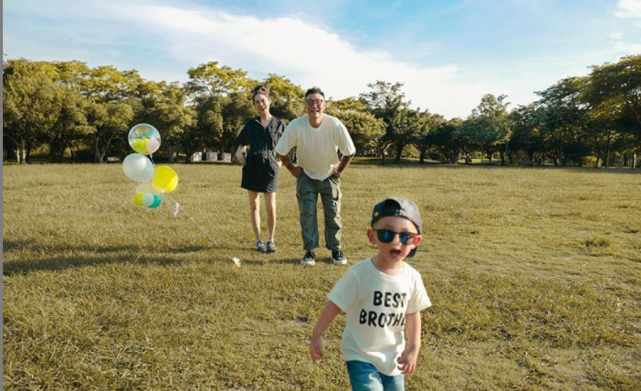 余文乐结婚纪念日官宣得女，抱女儿嘟嘴亲吻，