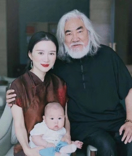 张纪中为孩子洗脚唱歌还亲手教弹琴,父女俩手