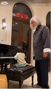 张纪中为孩子洗脚唱歌还亲手教弹琴,父女俩手