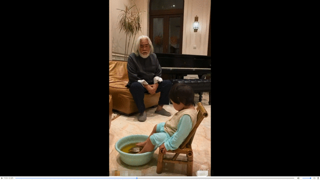 张纪中为孩子洗脚唱歌还亲手教弹琴,父女俩手