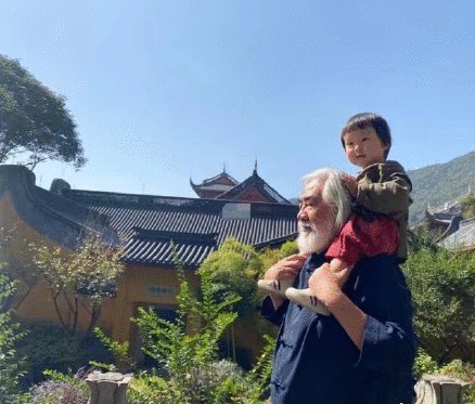 张纪中为孩子洗脚唱歌还亲手教弹琴,父女俩手