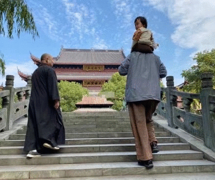 张纪中为孩子洗脚唱歌还亲手教弹琴,父女俩手