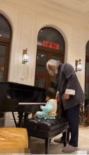 张纪中为孩子洗脚唱歌还亲手教弹琴,父女俩手