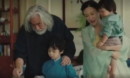 张纪中为孩子洗脚唱歌还亲手教弹琴,父女俩手