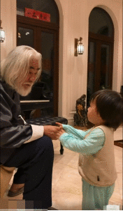 张纪中为孩子洗脚唱歌还亲手教弹琴,父女俩手
