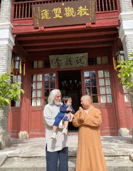 张纪中为孩子洗脚唱歌还亲手教弹琴,父女俩手