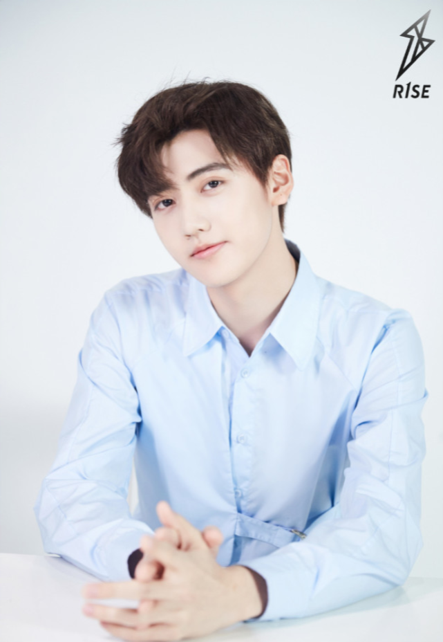 焉栩嘉女友晒接吻照曝其劈腿，R1SE团8人相继塌房