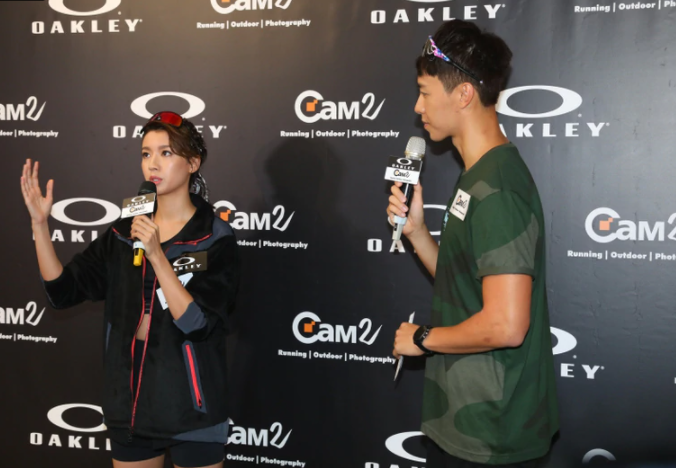 蔡思贝大方公开恋情，承认开胡鸿钧姐姐跑车代