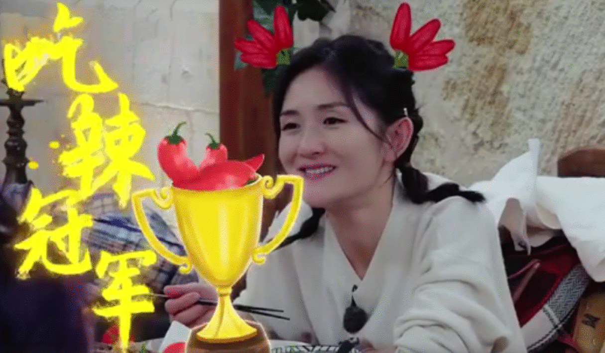 谢娜被疑怀二胎！快本穿高腰裙难掩隆起腹部，