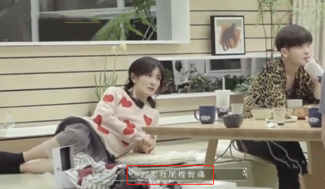 谢娜被疑怀二胎！快本穿高腰裙难掩隆起腹部，