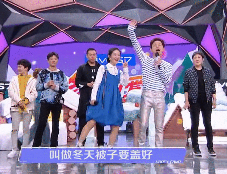 谢娜被疑怀二胎！快本穿高腰裙难掩隆起腹部，