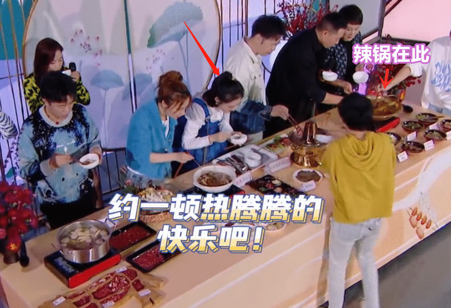 谢娜被疑怀二胎！快本穿高腰裙难掩隆起腹部，