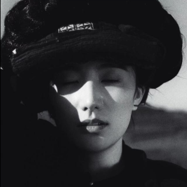 李亚鹏与新欢牵手官宣恋情，女方是90后超模曾参