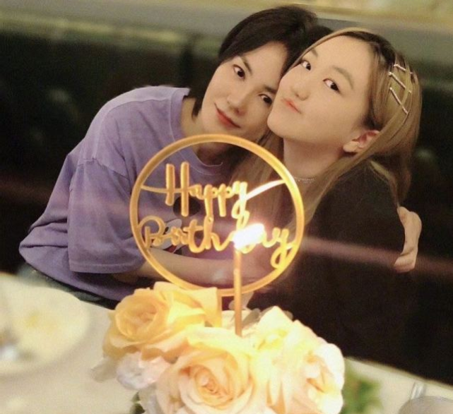 李亚鹏与新欢牵手官宣恋情，女方是90后超模曾参