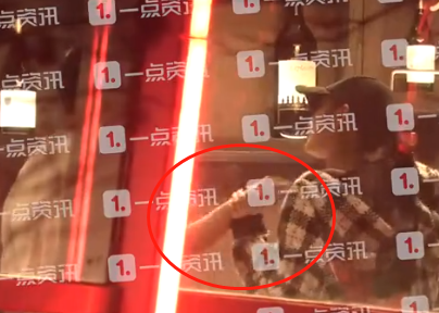 林更新盖玥希出席饭局,二人在包厢内举止亲密