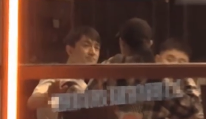 林更新盖玥希出席饭局,二人在包厢内举止亲密