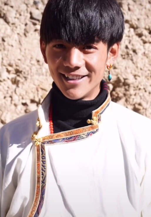 丁真同事否认其是文盲：他会拼音会打字，我们