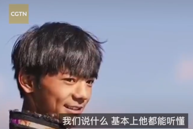 丁真同事否认其是文盲：他会拼音会打字，我们