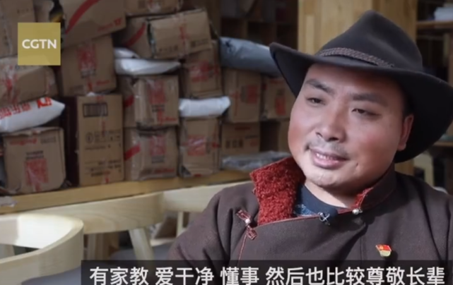 丁真同事否认其是文盲：他会拼音会打字，我们