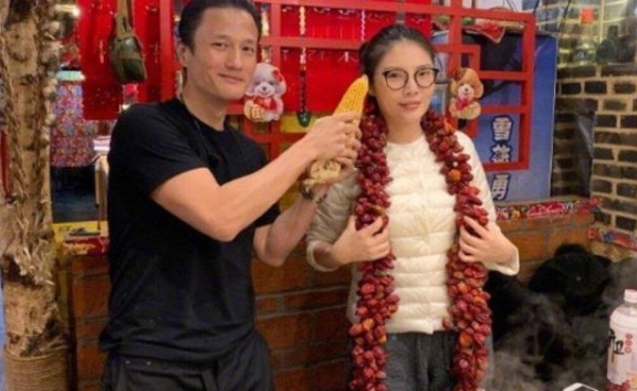 性感女神被曝隐婚生子,每段感情都很神秘