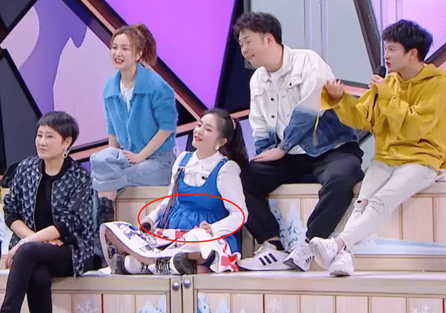 谢娜被疑怀二胎！快本穿高腰裙难掩隆起腹部，