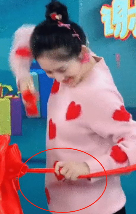 谢娜被疑怀二胎！快本穿高腰裙难掩隆起腹部，