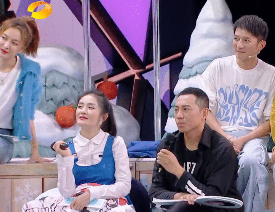 谢娜被疑怀二胎！快本穿高腰裙难掩隆起腹部，