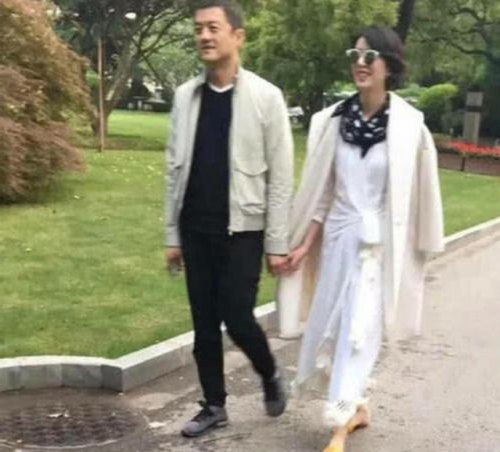 李亚鹏与新欢牵手官宣恋情，女方是90后超模曾参