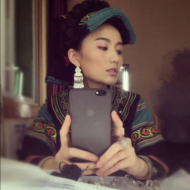 李亚鹏与新欢牵手官宣恋情，女方是90后超模曾参