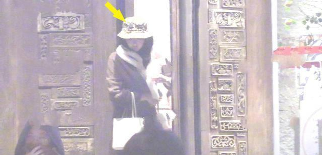 李亚鹏与新欢牵手官宣恋情，女方是90后超模曾参