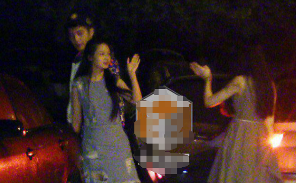 林更新盖玥希出席饭局，二人在包厢内举止亲密