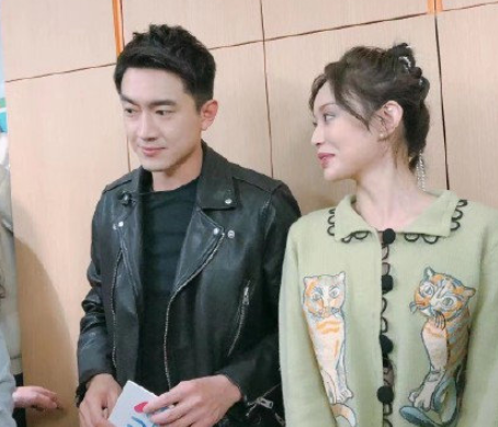 林更新盖玥希出席饭局，二人在包厢内举止亲密