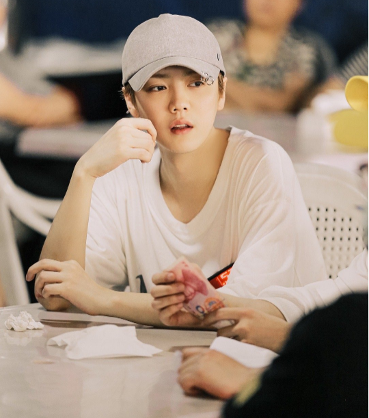 鹿晗粉丝撕《五哈》节目组,称工作人员转发谣