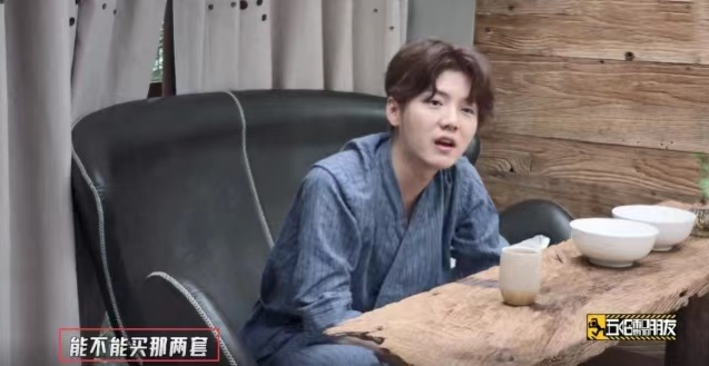 鹿晗粉丝撕《五哈》节目组,称工作人员转发谣