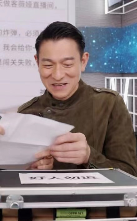 刘德华与薇娅直播，高人气把画面卡成PPT，女儿